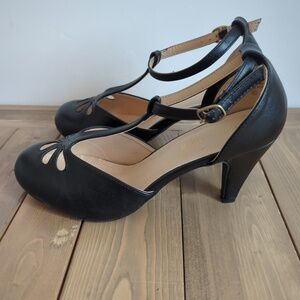 Retro 1940s 1950s Black Teardrop T Strap Heels